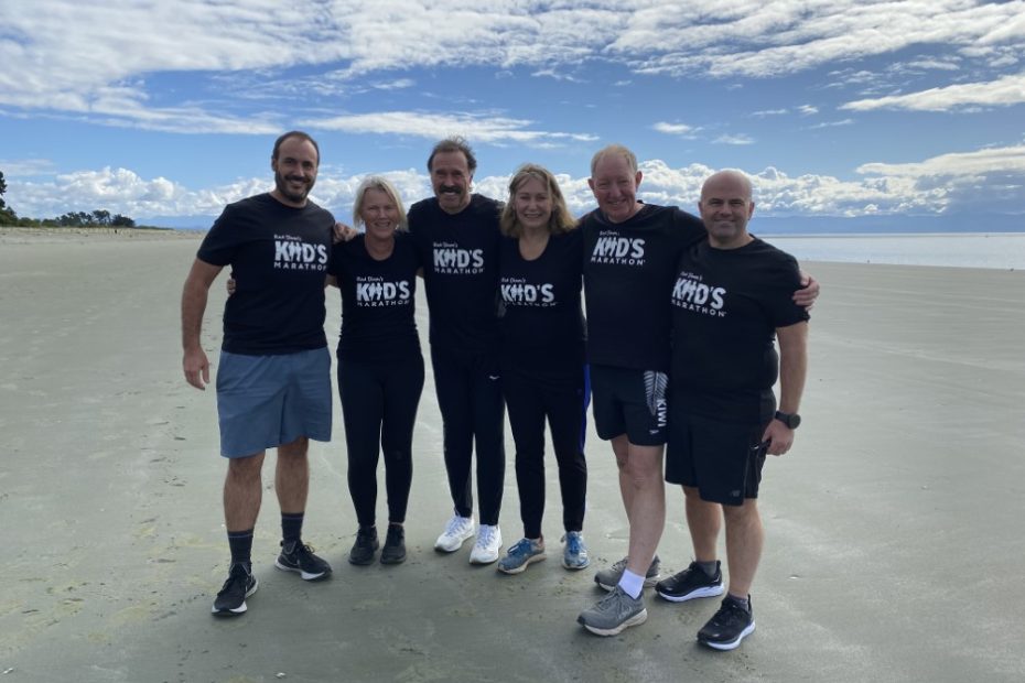 Photo of runners with Rod and Lorraine